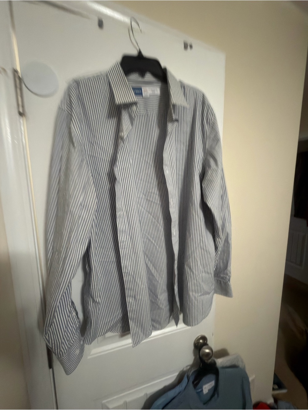 Old Navy Men's Blue and White Striped pro signature slim fit dress shirt
